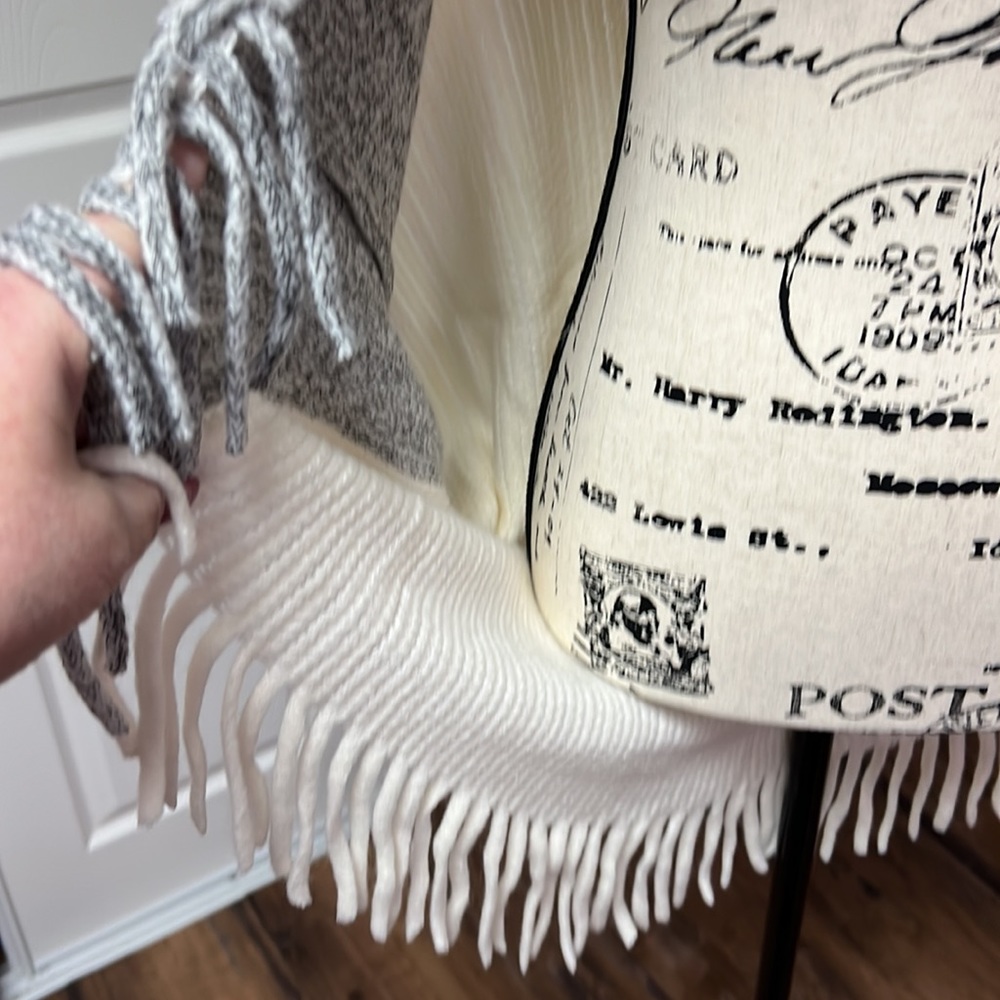 Casual Grey/White Color-block Cardigan with Faux Fur and Fringe Trim Size O/S - Picture 8 of 8